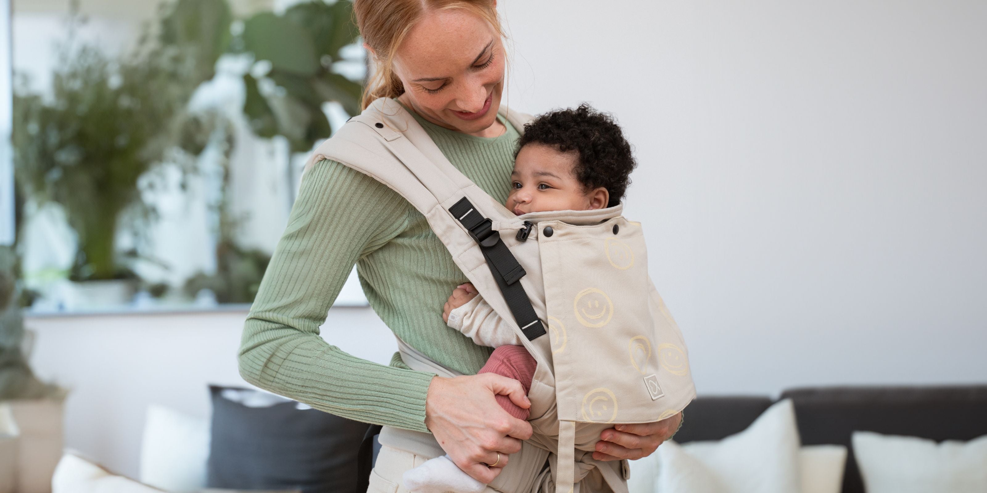 Banner - Modell trägt Halfbuckle mit Sonnensegel in #kängurubeige und Baby