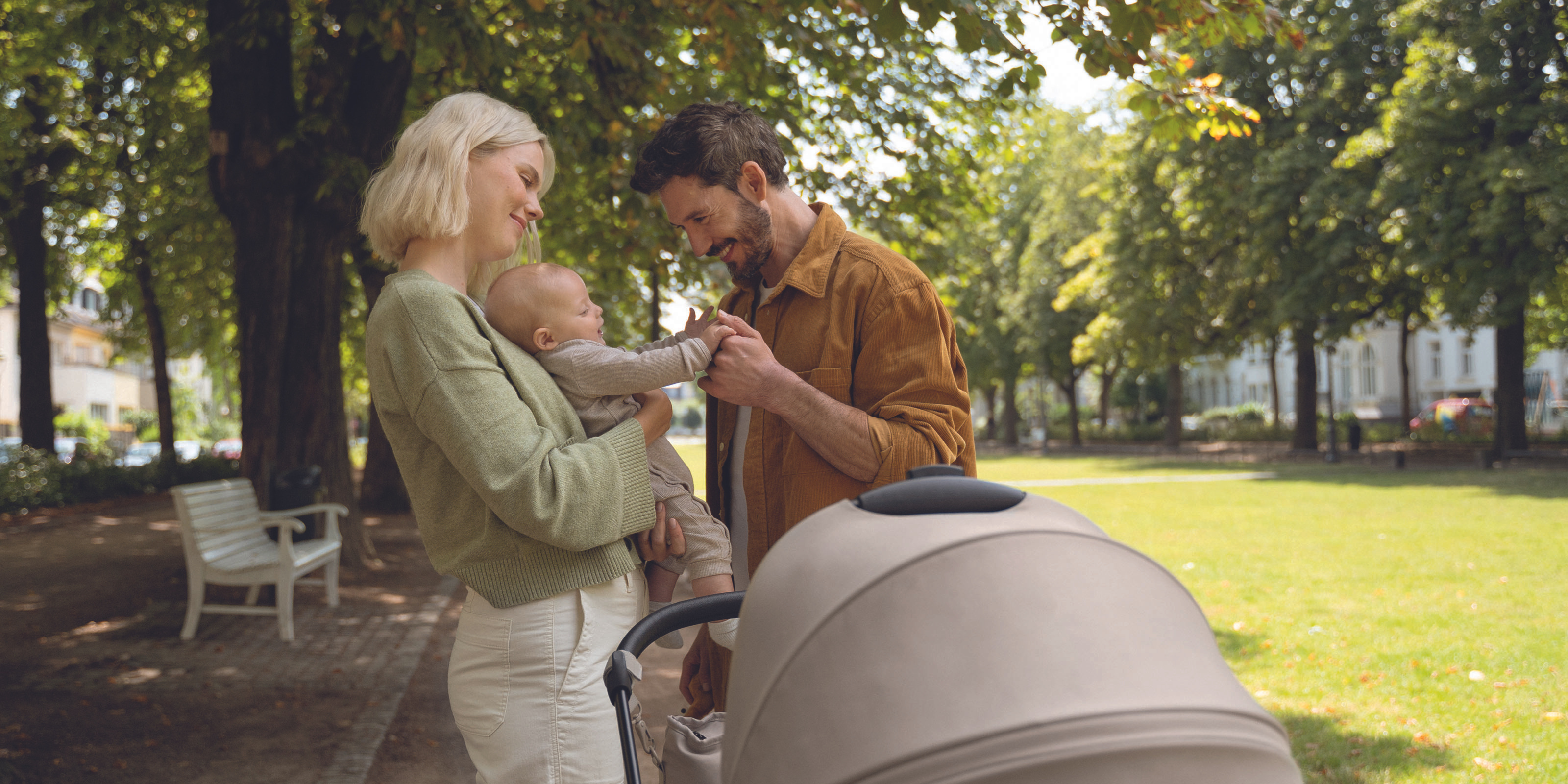 Eltern mit Baby nutzen Kinderwagen n #farbe_kängurubeige