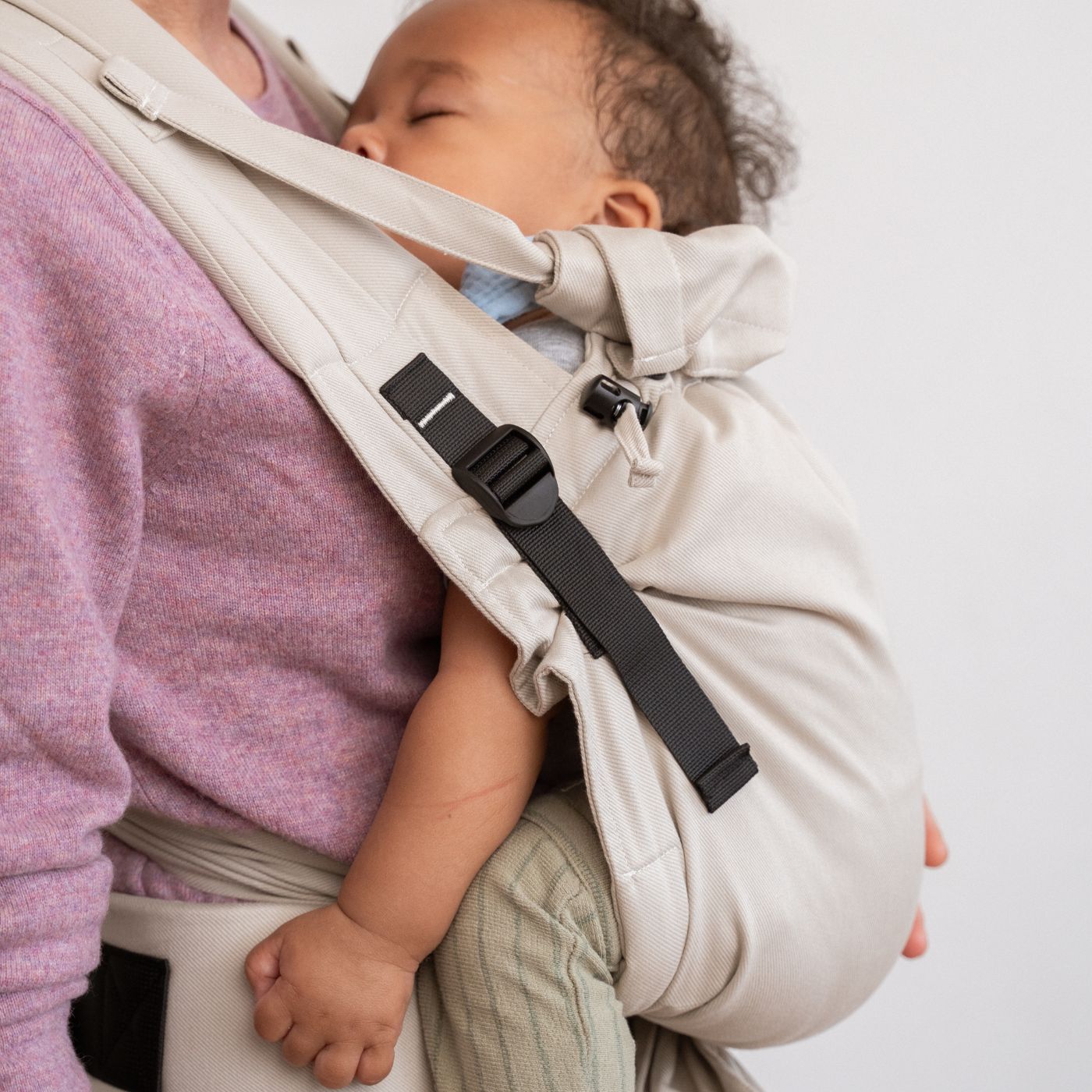 Baby schläft gemütlich in der Halfbuckle in #farbe_kängurubeige