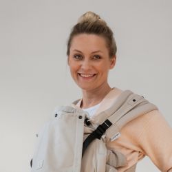 Hebamme Maike Campen nutzt Halfbuckle in #farbe_kängurubeige