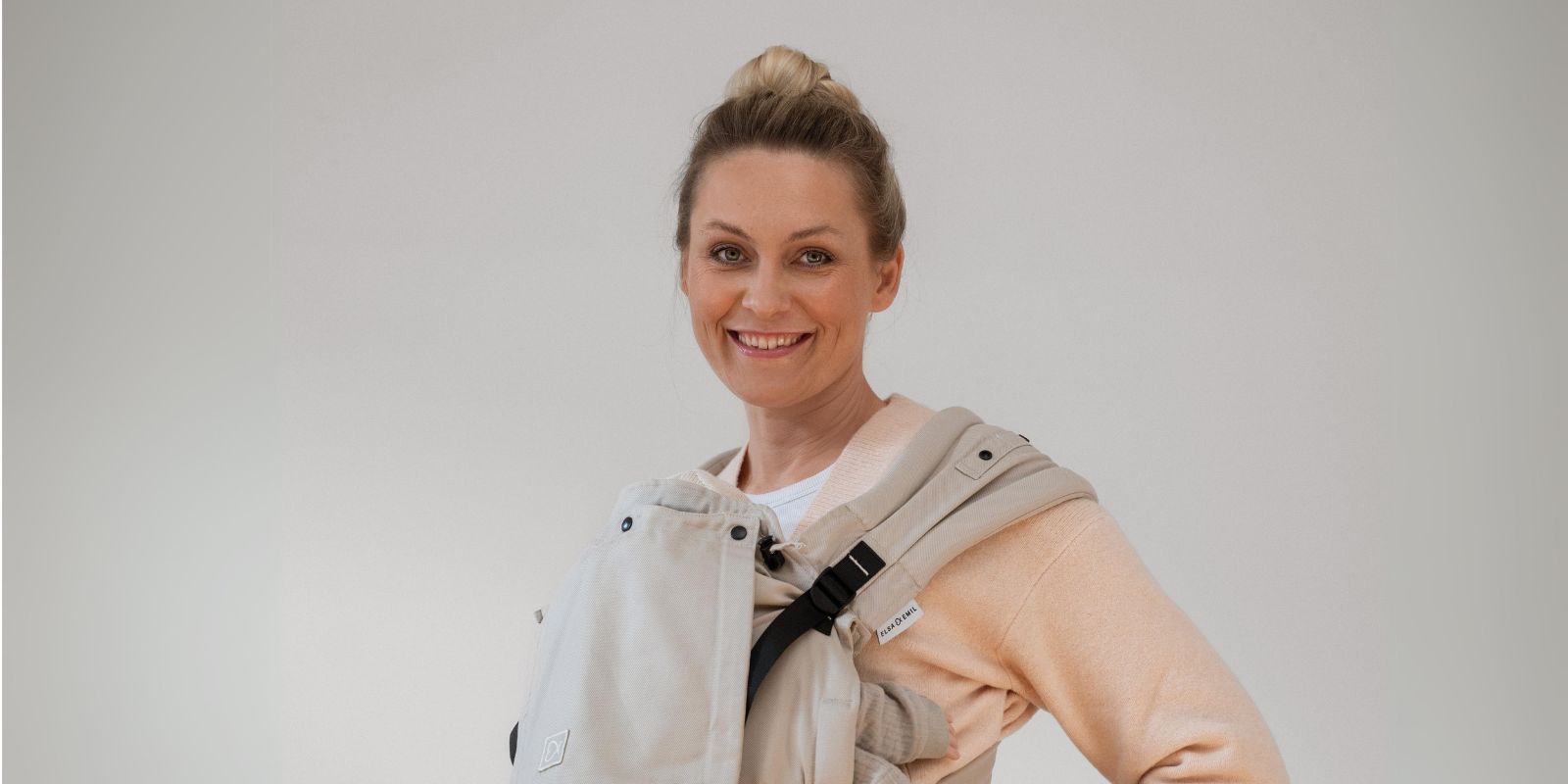 Hebamme Maike Campen nutzt Halfbuckle in #farbe_kängurubeige
