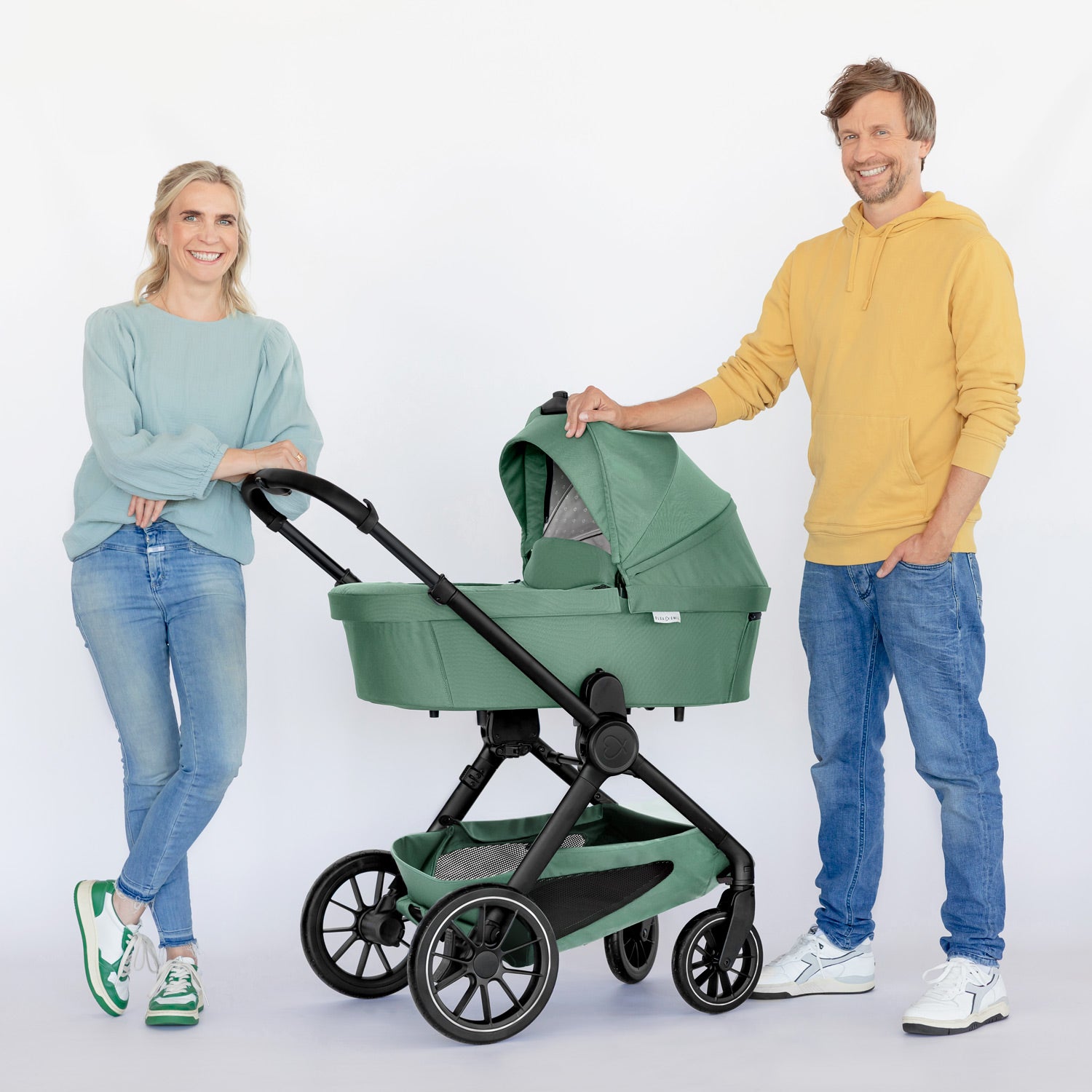 Anna und Jan zeigen den Kinderwagen #farbe_krokodilgrün