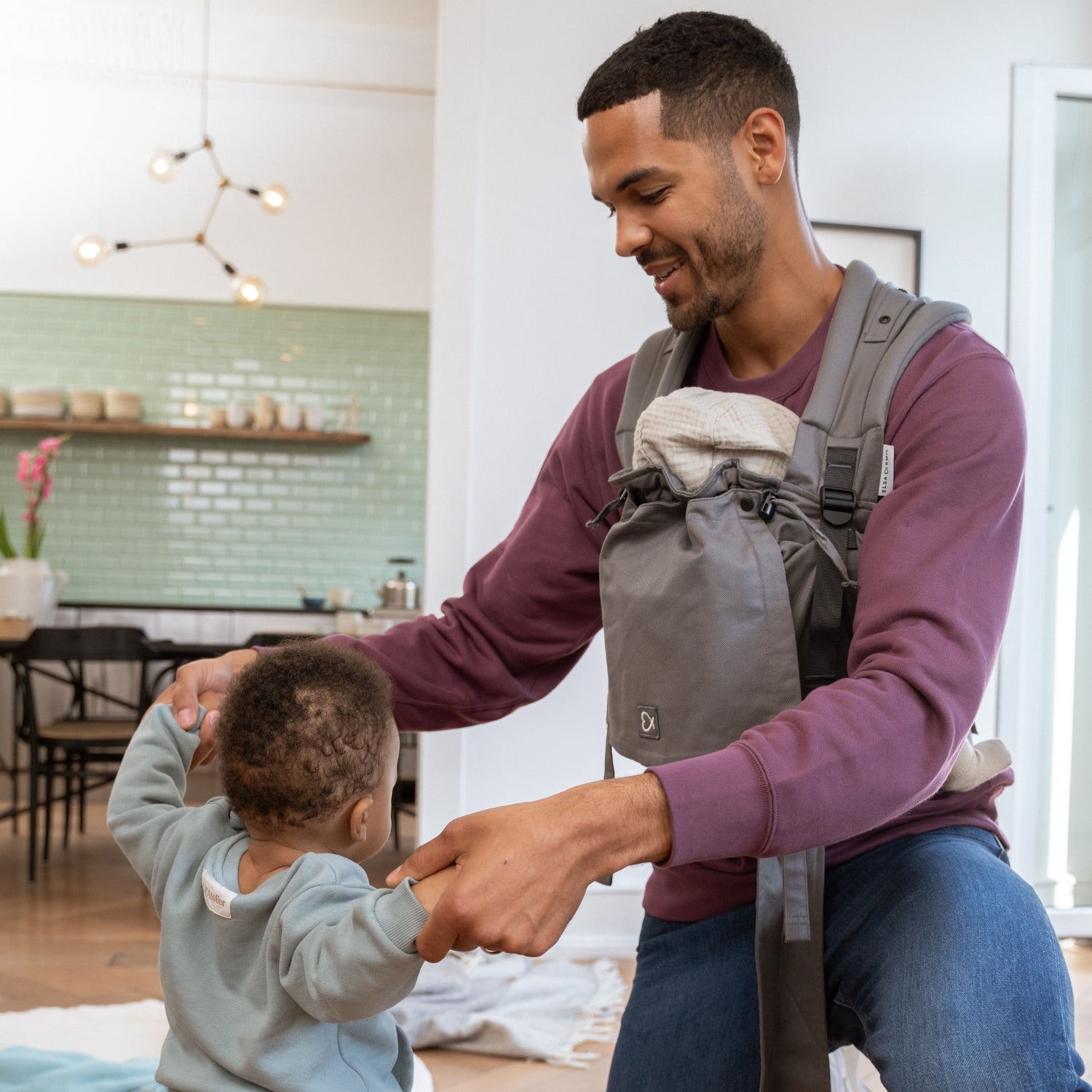 Vater mit Babytrage und zwei Kindern
#farbe_elefantengrau