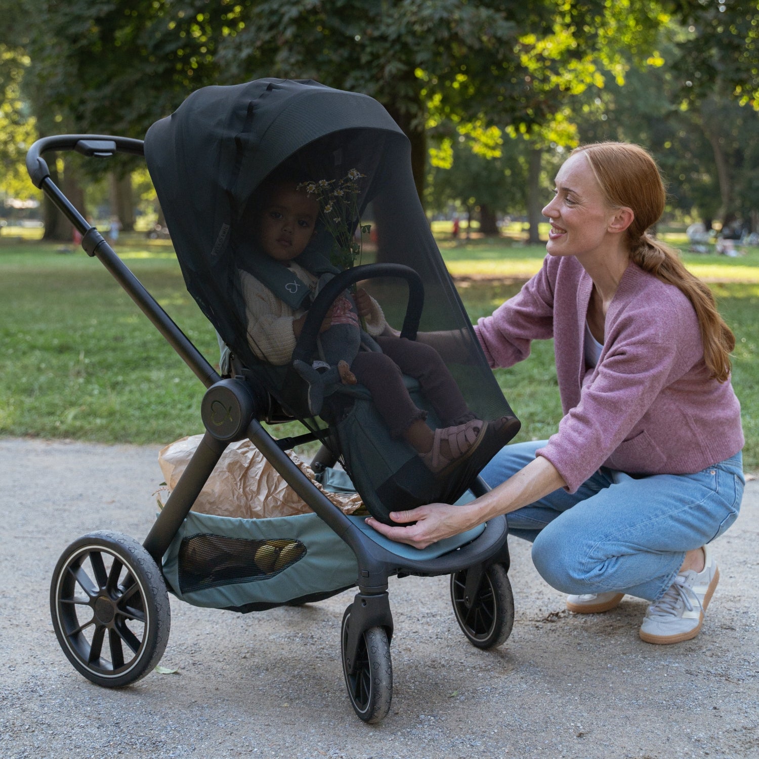 Mutter mit Kind und Sportsitz mit Insektenschutz