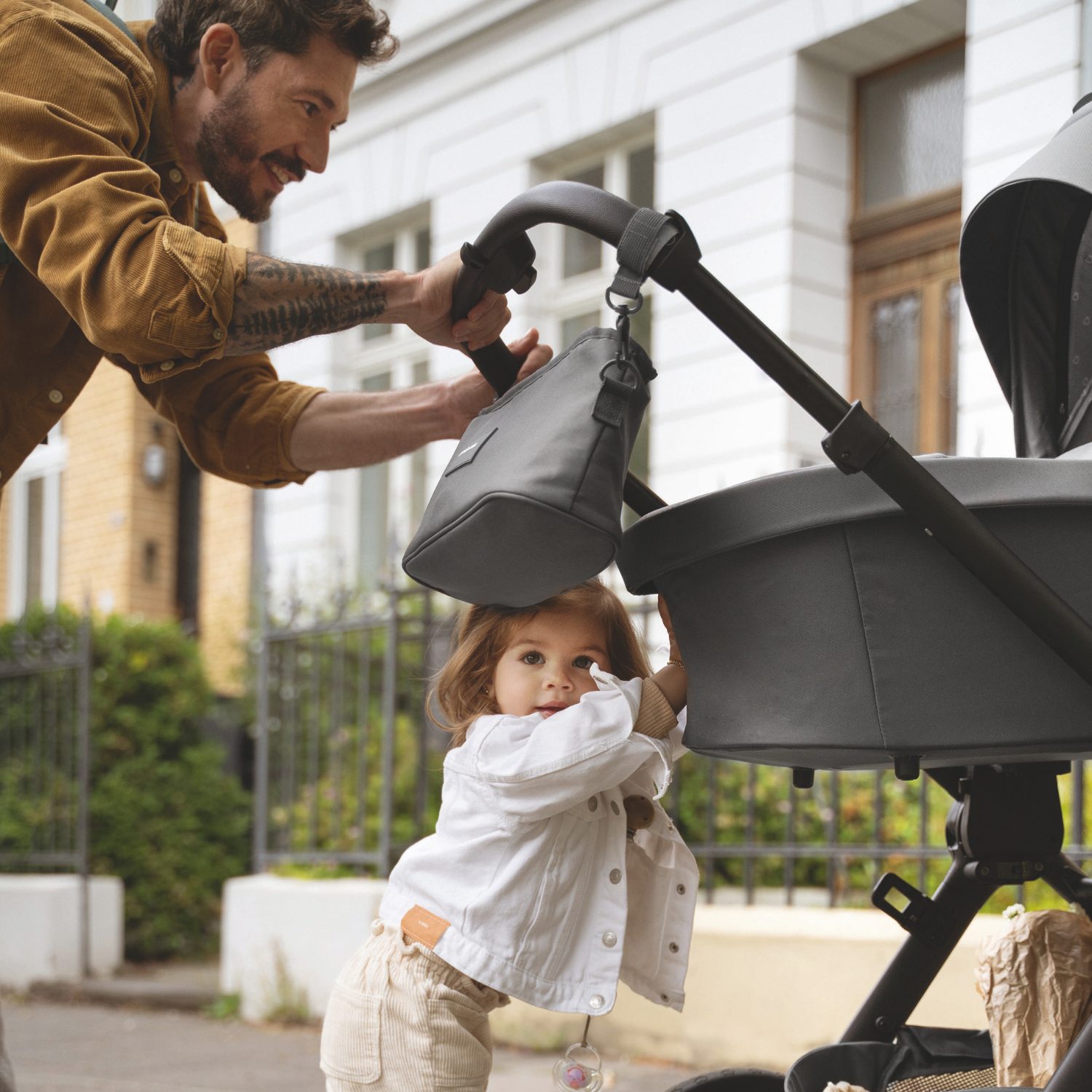 Vater mit Tochter und Kinderwagen #farbe_elefantengrau