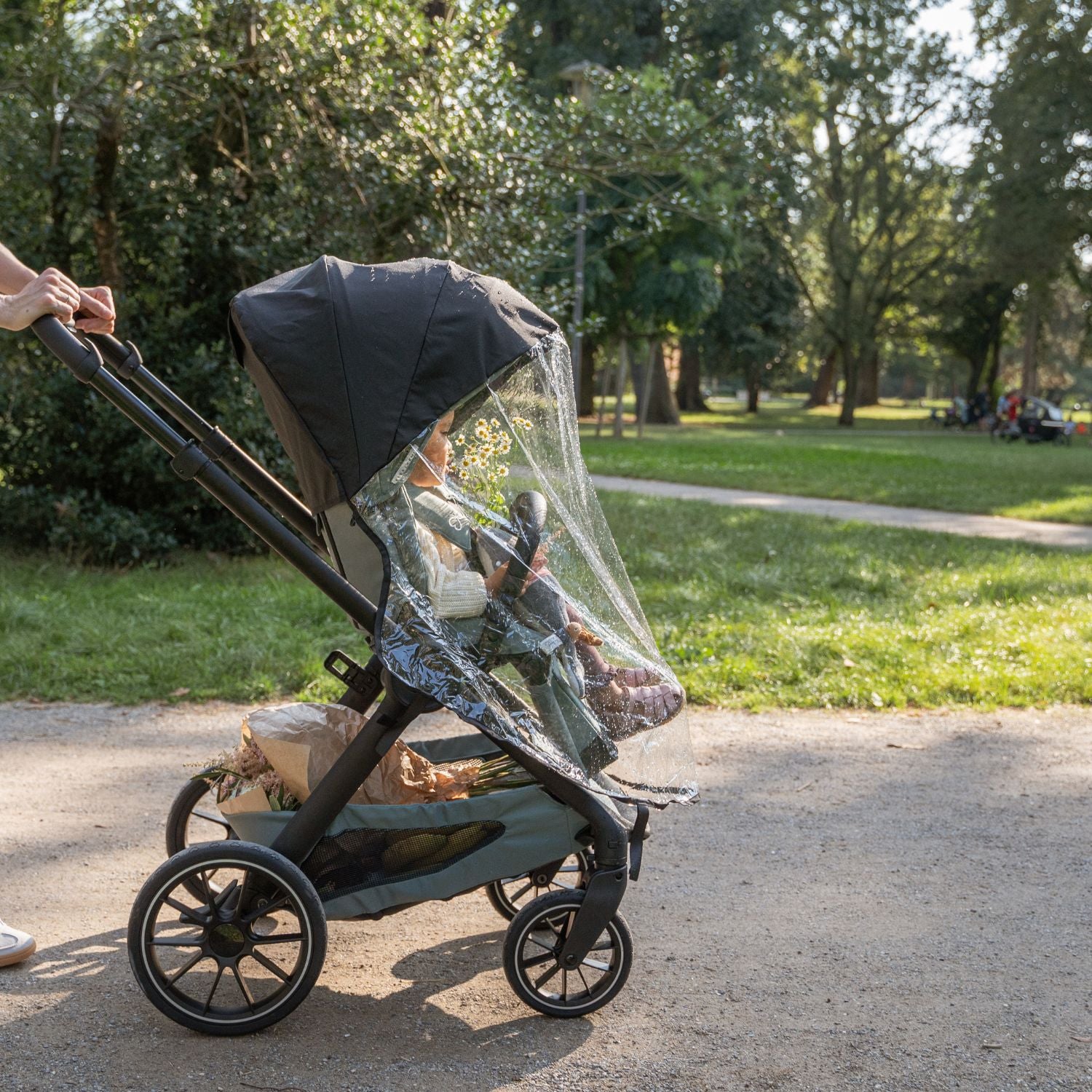 Sportsitz mit Regenschutz und Kind