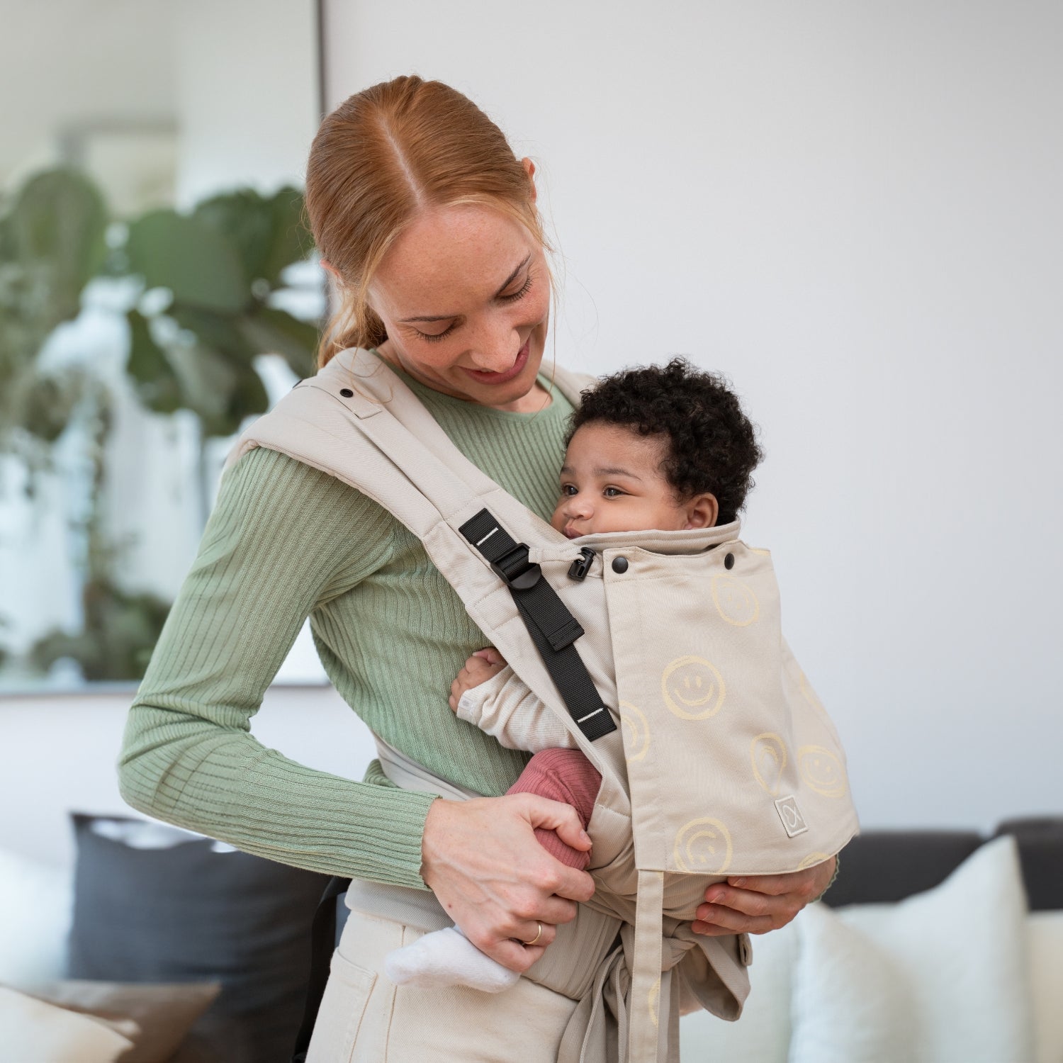 Mutter mit Kind in Babytrage #farbe_smile