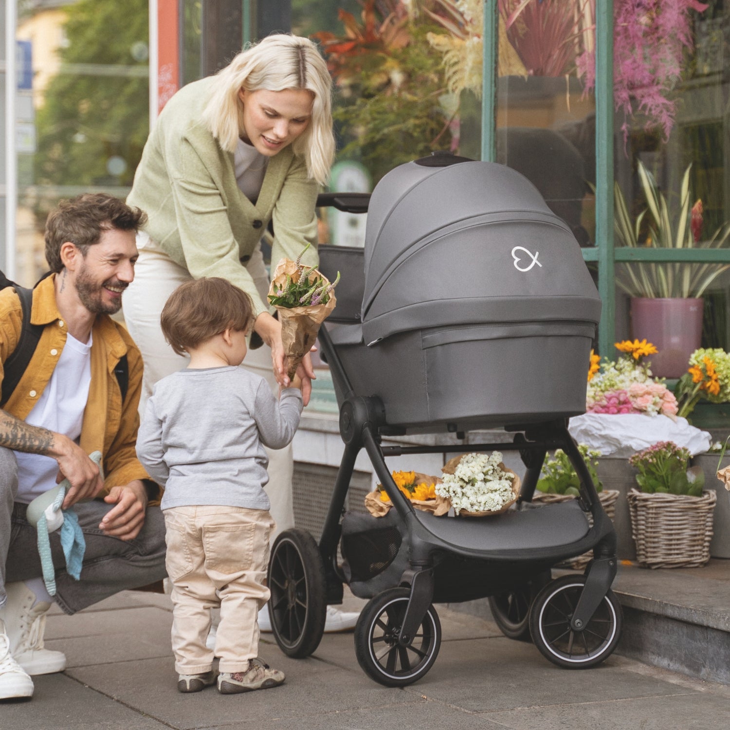 Eltern mit Kind und Kinderwagen beim Blumenkauf
#farbe_elefantengrau