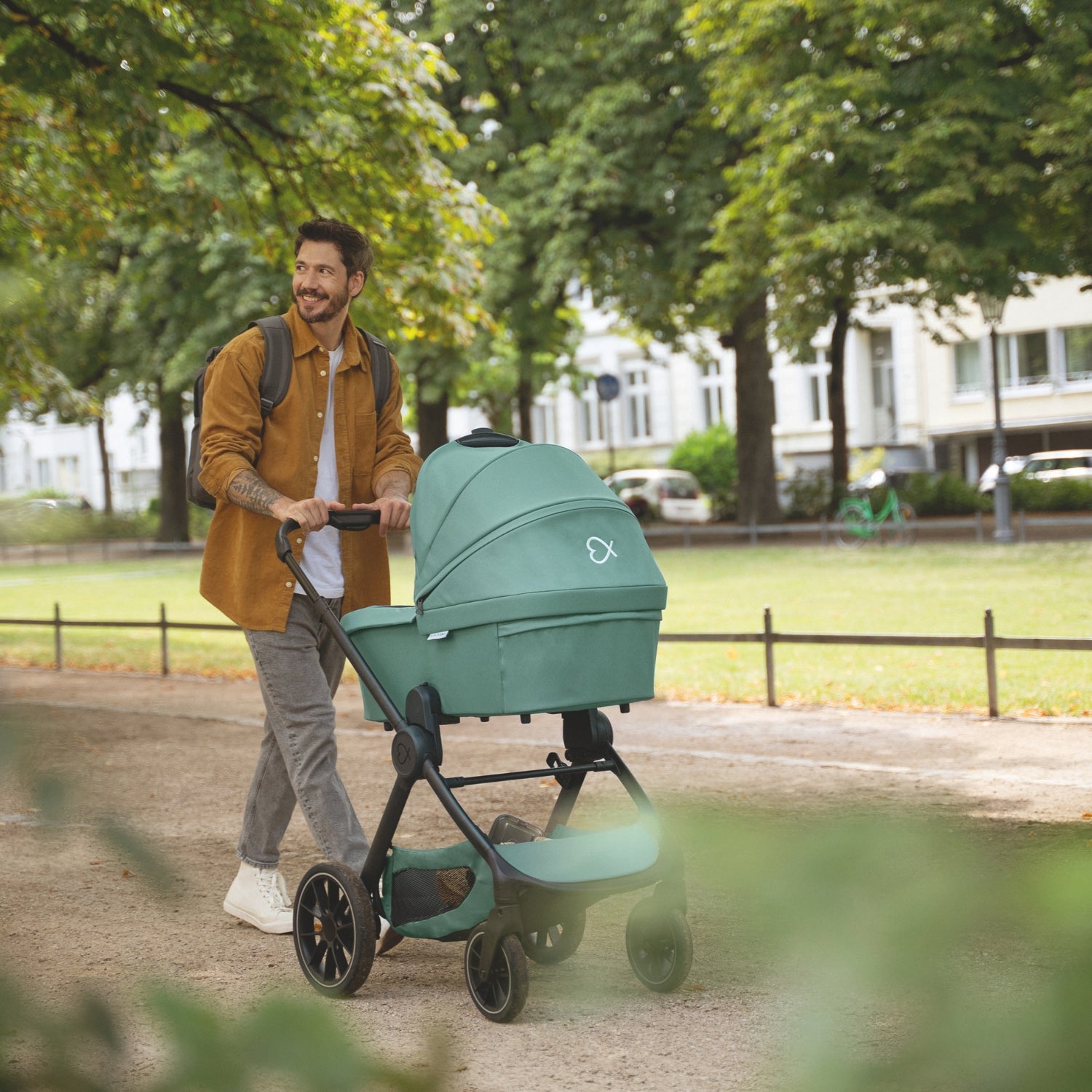 Vater mit Kinderwagen beim Spaziergang
#farbe_krokodilgrün