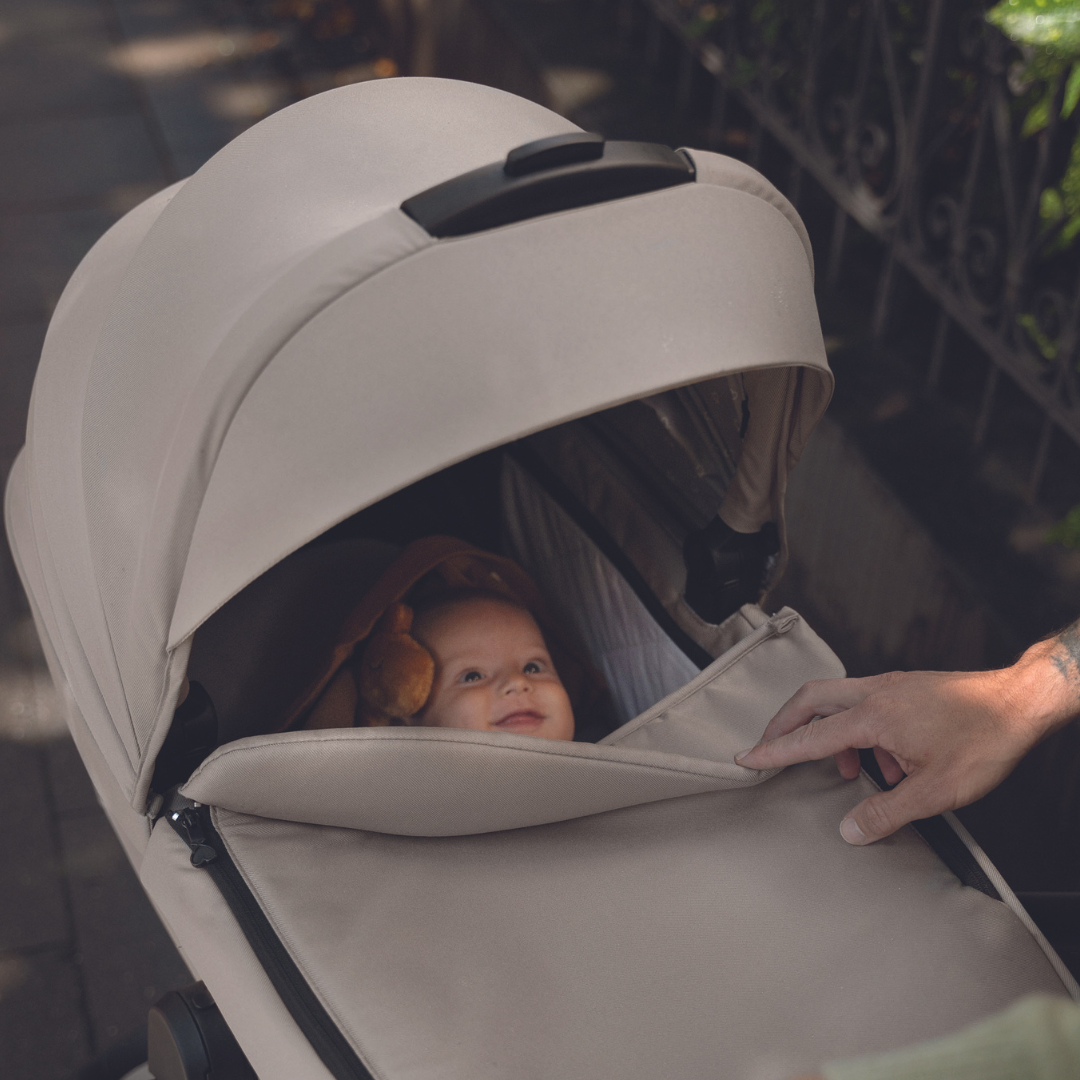 Baby im Kinderwagen #farbe_kängurubeige