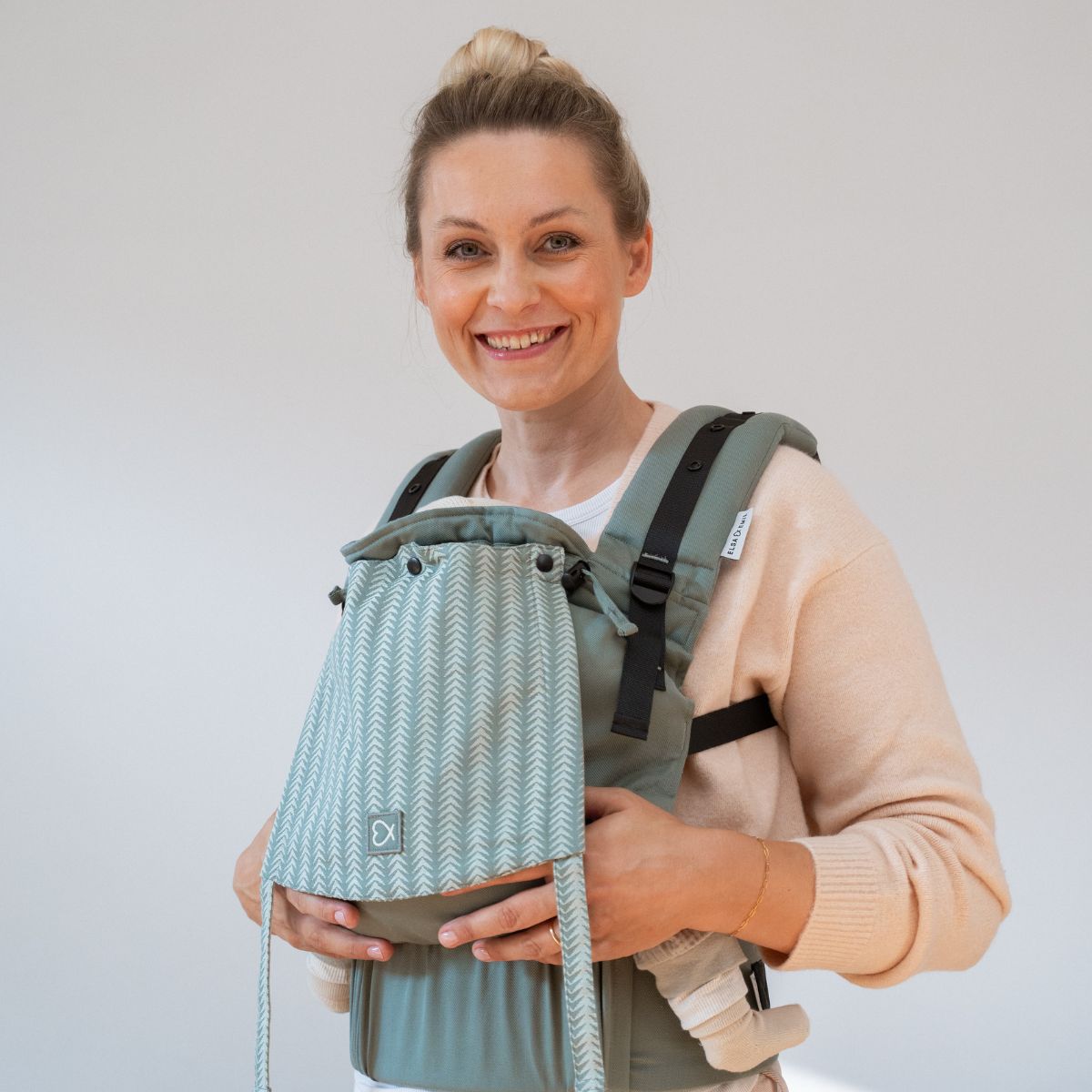 Hebamme Maike Campen trägt Fullbuckle in #farbe_rokodilgrün mit Sonnensegel #farbe_arrow