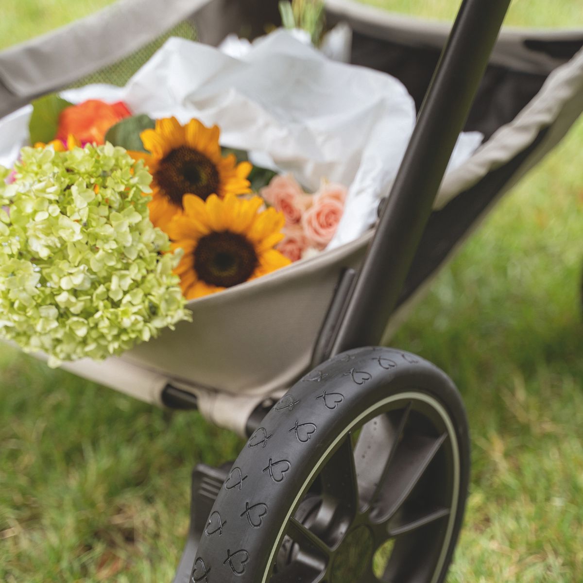 Kinderwagen Korb mit Blumen
