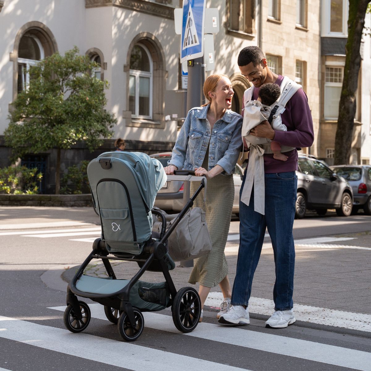 Familie mit ELSA & EMILKinderwagen, Babytrage und Wickeltasche