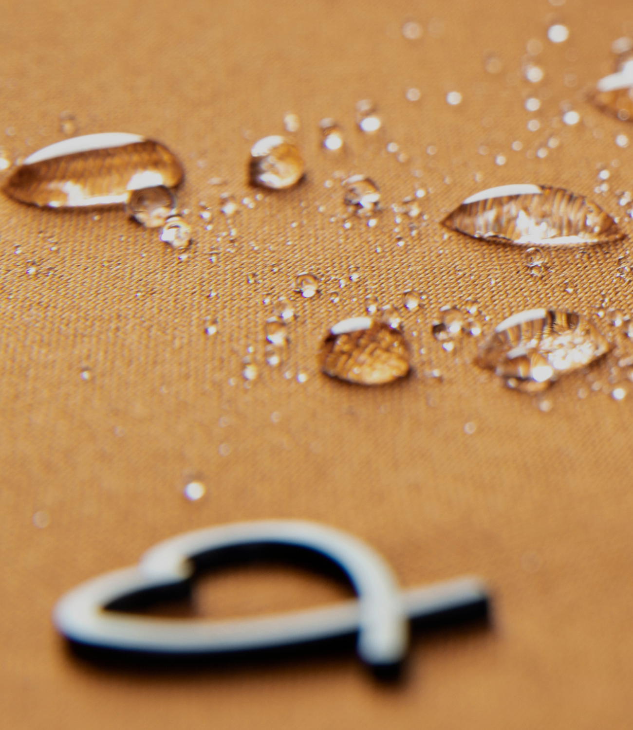 Wassertropfen auf ELSA & EMIL Material #farbe_fuchsrot