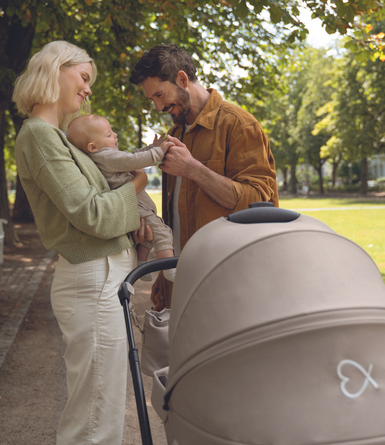 Eltern mit Baby nutzen Kinderwagen n #farbe_kängurubeige