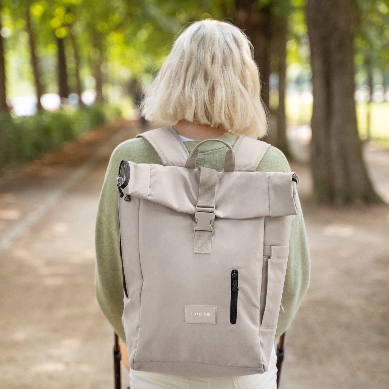 Frau mit Rolltop Rucksack #farbe_kängurubeige