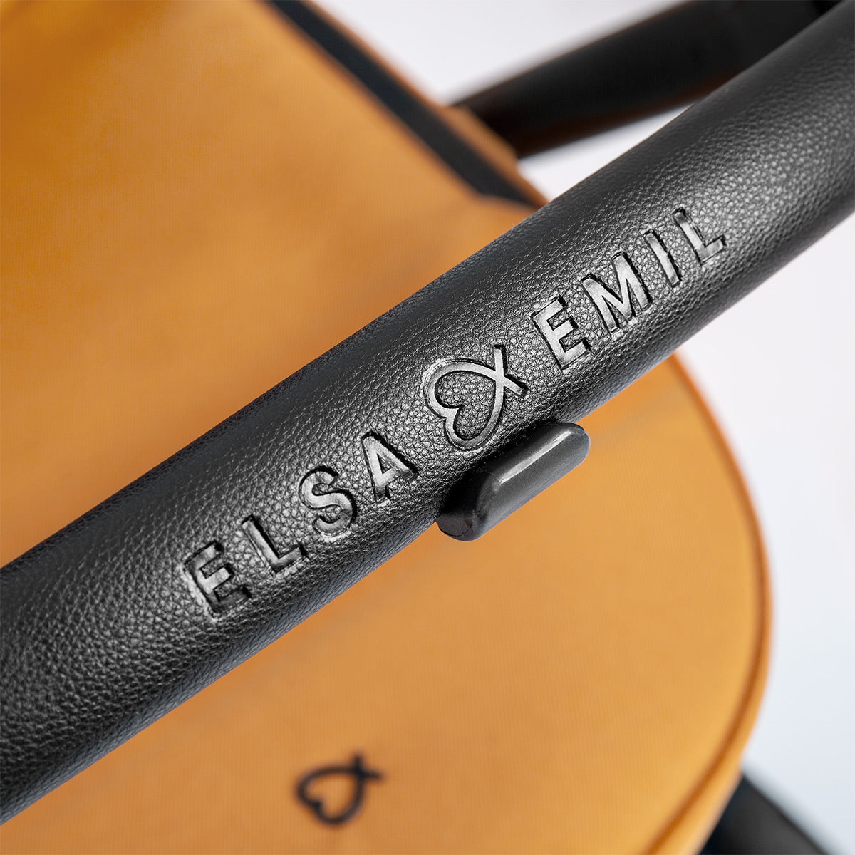 ELSA & EMIL Marke auf dem Bügel #farbe_fuchsrot