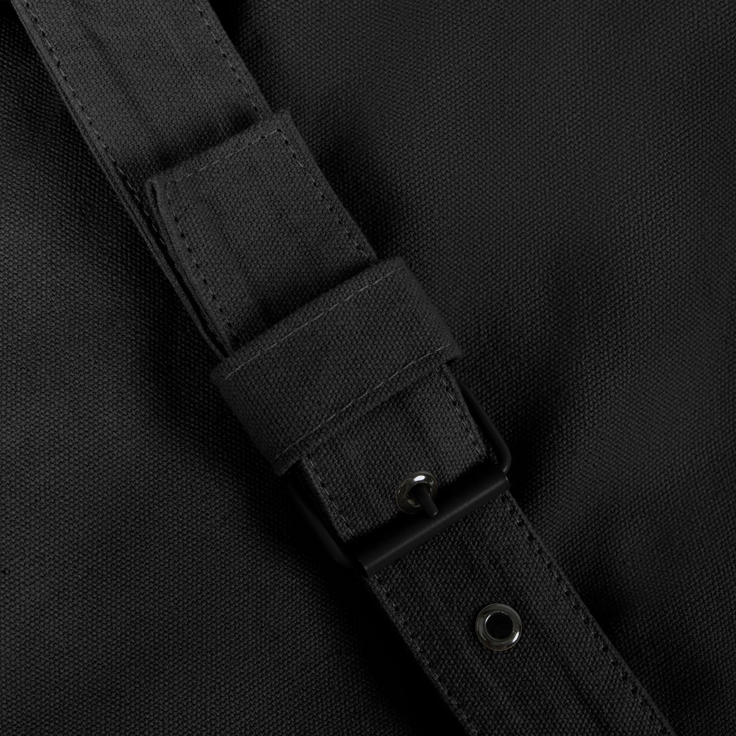 Nahaufnahme vom Verschluss der Wickeltasche #farbe_gorillaschwarz