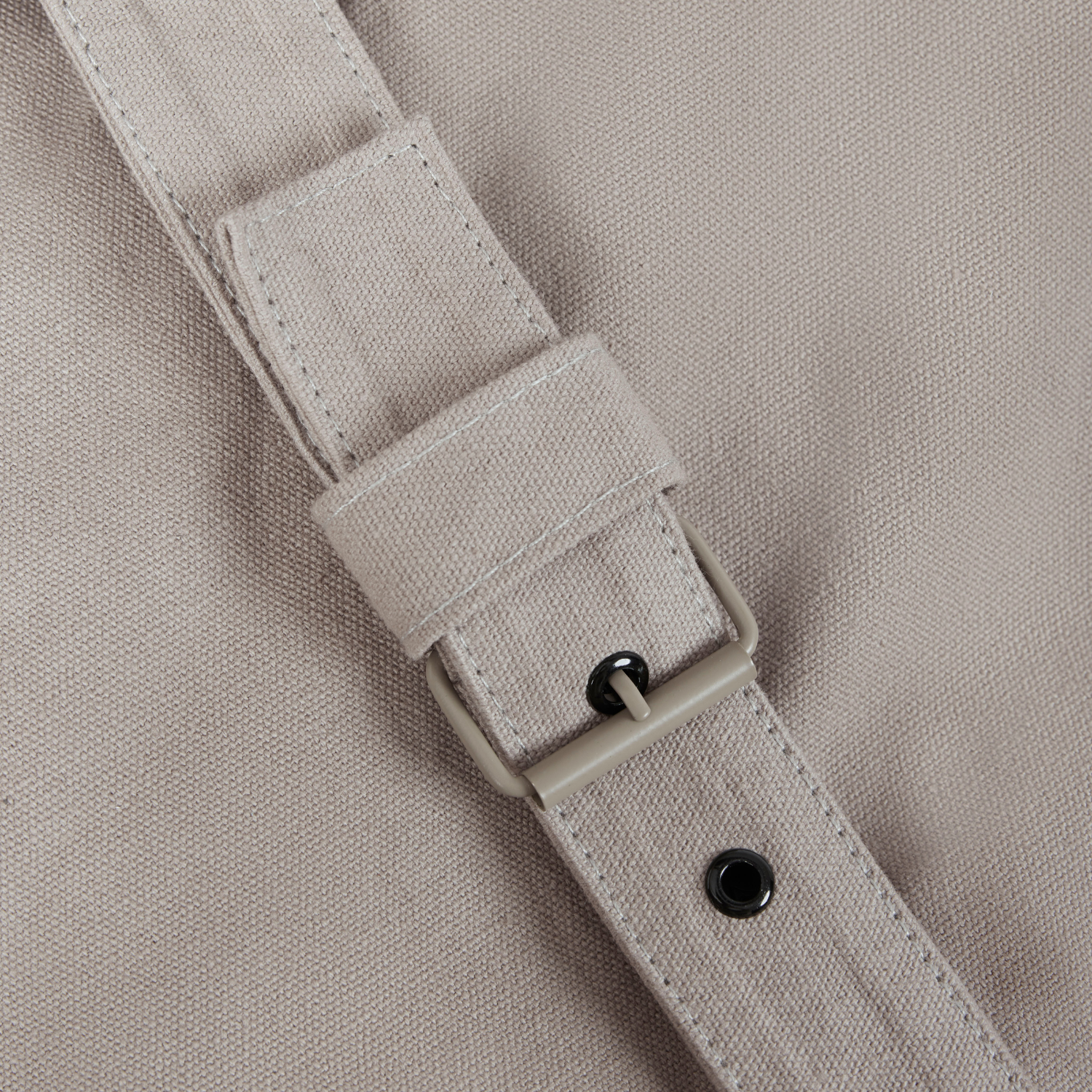 Nahaufnahme vom Verschluss der Wickeltasche #farbe_kängurubeige
