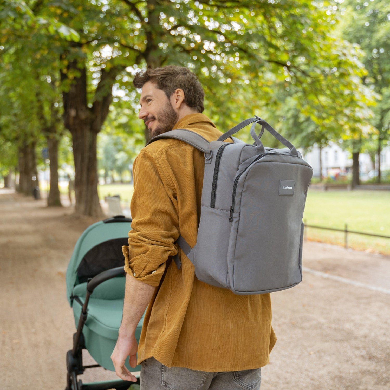 Mann mit Rucksack und Kinderwagen #farbe_elefantengrau