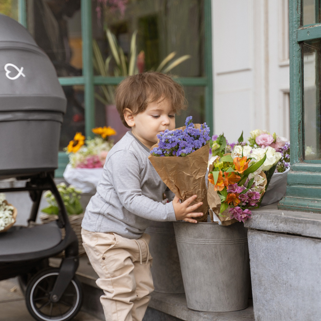 Kind mit Blumen