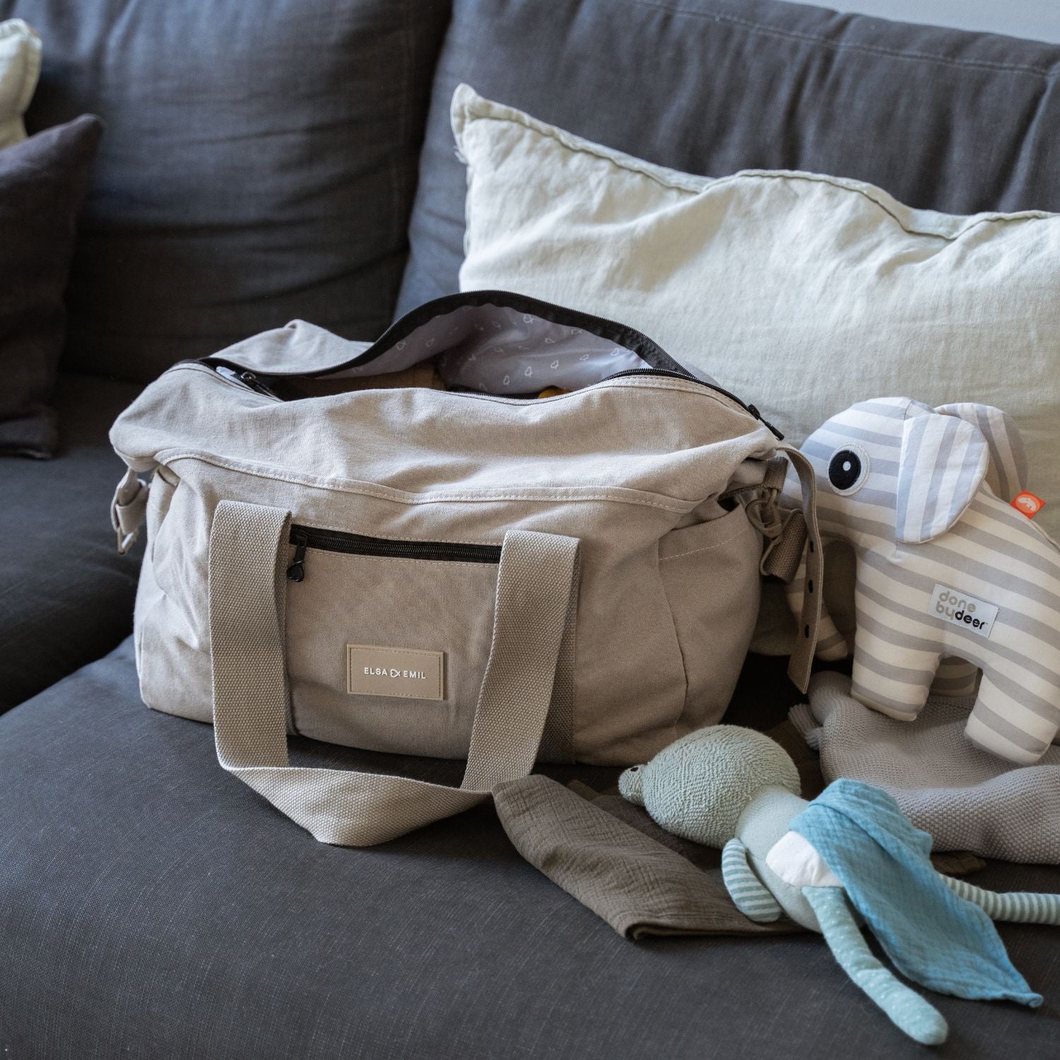 Wickeltasche auf Sofa #farbe_gorillaschwarz